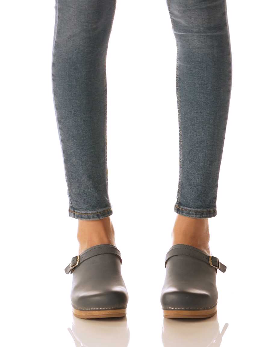 Dansko Berry Burnished Nubuck Women Clogs Taupe | CA 3554VRO