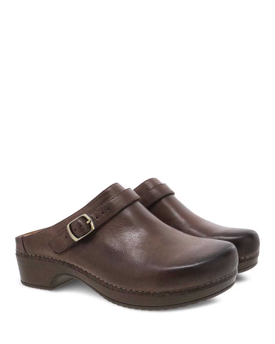 Dansko Berry Milled Burnished Women Clogs Brown | CA 3556NWA